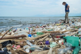 The-Ocean-Cleanups-founder-Boyan-Slat-on-a-polluted-beach-in-Honduras-scaled