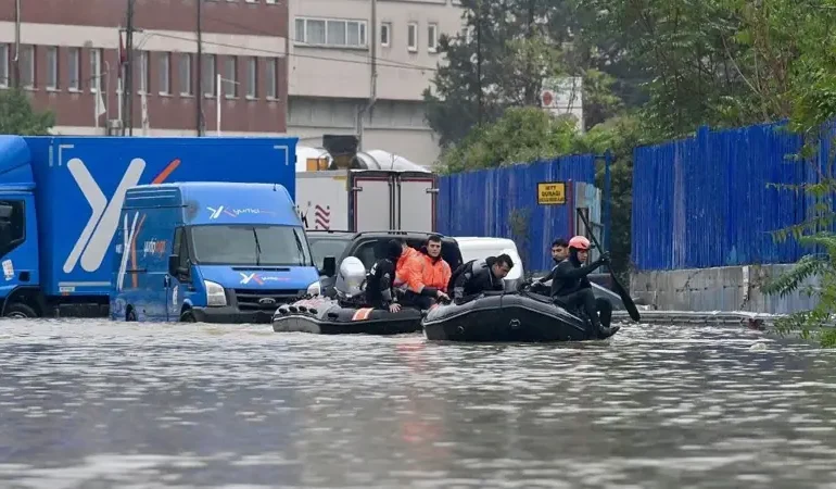 İstanbul sele teslim oldu: Kuvvetli yağış bugün de sürecek